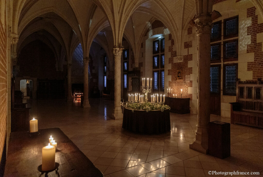 Grande salle du château d'Amboise éclairée à la lumière des chandelles