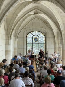 Profitez, en plus de votre visite, d'un après-midi musical au château royal d'Amboise ! Qu'est ce que le Pôle des Arts Paul Gaudet ?  "Avec une expérience de 42 ans dans le domaine des enseignements artistiques, le Pôle des Arts Paul Gaudet a pour mission essentielle d’offrir aux habitants de la Communauté de Communes du Val d’Amboise et au-delà, un panel de disciplines artistiques riche et diversifié. Il œuvre dans les trois dominantes qui sont la Musique, le Théâtre et la Danse." Programmation 14h30-16h : Concert des ensembles du Pôle des Arts Paul Gaudet.  17h : Classe de chant lyrique Tarifs Inclus dans le billet d’entrée du château et sans réservation. 