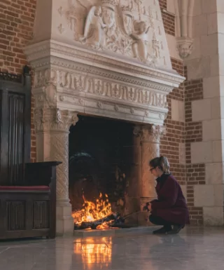 feu de cheminée dans la grande salle du Château Royal d'Amboise