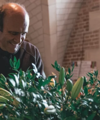 Jardinier préparant un bouquet de lys au Château Royal d'Amboise